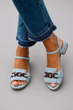 Sandalias bajos azules con detalle de puntada