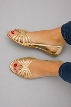 Sandalias con punta abierta y  brillo metálico