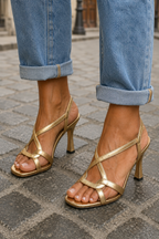 Sandalias Doradas Metálicas con Tiras Cruzadas